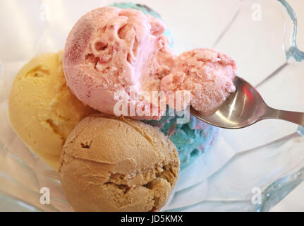 Zeit, Erdbeereis, einer der fünf Kugeln Eis in eine Glasschüssel zu genießen Stockfoto