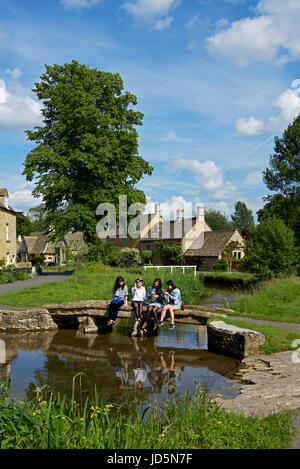 Das Dorf von Lower Slaughter, Cotswolds, Gloucestershire, England UK Stockfoto