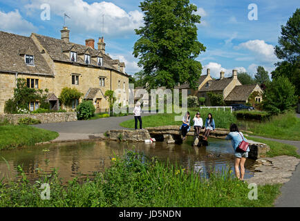 Das Dorf von Lower Slaughter, Cotswolds, Gloucestershire, England UK Stockfoto