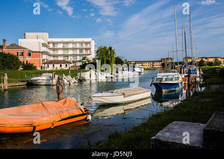 Segelboote, Yachten und Boote vertäut am Kai in Caorle - Italien in einem schönen sonnigen Tag Stockfoto