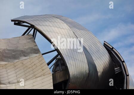 Blick auf die Jay Pritzker Musikpavillon, entworfen von dem Architekten Frank Gehry im Millennium-Park in Chicago, Illinois. Stockfoto