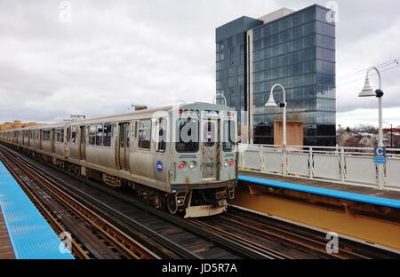 Blick auf die Hochbahn Chicago, bekannt als L, ein öffentliches Nahverkehrssystem in Chicago, Illinois. Stockfoto