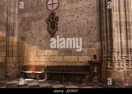 SEGOVIA, Spanien, Juni - 3, 2017: Innere in Kathedrale unserer lieben Frau der Himmelfahrt, Ecke Widerrufsrecht und Gebet erleuchtet durch das Licht die Sonne Stockfoto