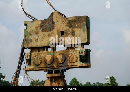 Ramm-Maschine arbeitet mit einer Brückenkonstruktion Haufen. Stockfoto