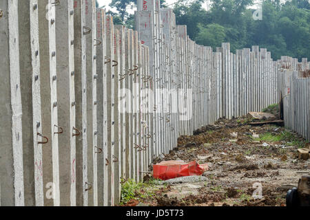 Ramm-Maschine arbeitet mit einer Brückenkonstruktion Haufen. Stockfoto