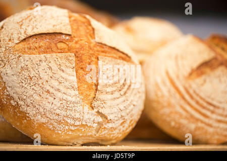 Sauerteig Brot Brote auf Regal Bäckerei Stockfoto