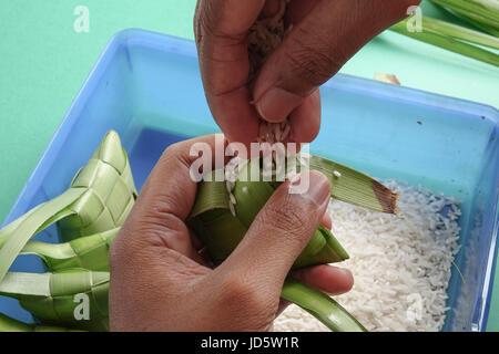 So dass Knödel Reis (Nasi Ketupat) Stockfoto