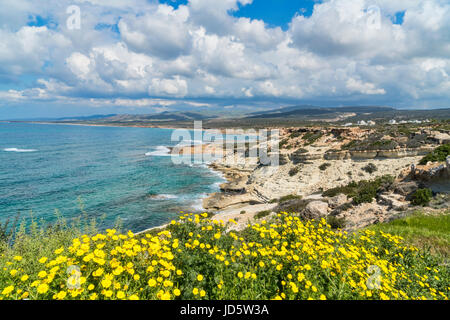 Blick nach Westen von Agios Georgios auf Lara Landzunge, Paphos, Paphos, Zypern Stockfoto