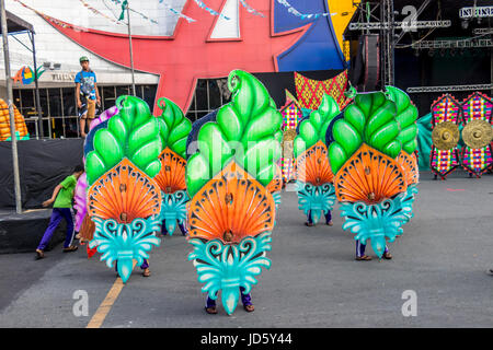 Praxis für Teilnehmer für Aliwan Fiesta in Manila Philippinen Stockfoto