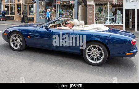 Öffnen Sie obere blaue Jaguar-Sportwagen im Zentrum Stadt an einem Sommertag in Whitby Stockfoto