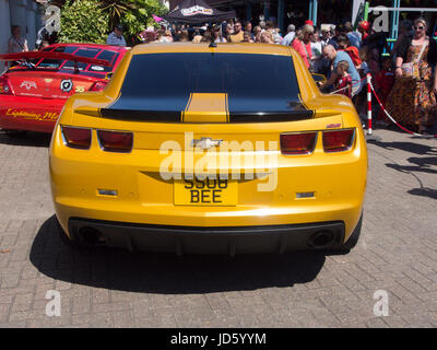 Ein Chevrolet Camaro gemalt in den Farben des Transformators Bumblebee Stockfoto