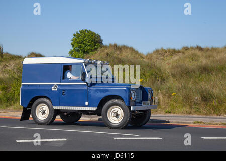 Landrover 88 SWB - 4 CYL Classic, Sammlerstücke restaurierter Oldtimer, die zur Woodvale Rally, Southport, Merseyside, Großbritannien, eintreffen. Stockfoto