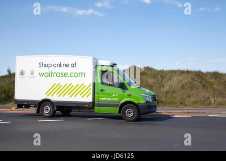 Waitrose Supermarkt Lebensmittel-LKW, Lieferung store Fahrzeuge, Home Delivery, Chorley, Lancashire, Großbritannien Stockfoto