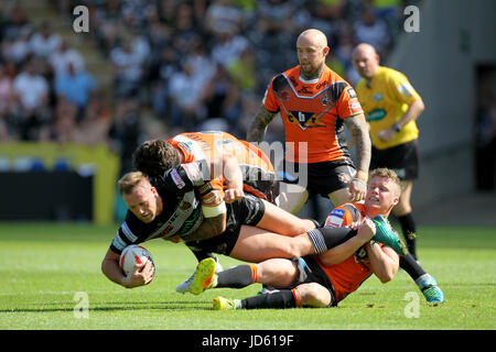 Hull FC Liam Watts von Castleford Tigers Adam Milner und Alex Foster bei Ladbrokes Challenge Cup, Viertel-Finale im KCOM-Stadion, Rumpf in Angriff genommen wird. PRESSEVERBAND Foto. Bild Datum: Sonntag, 18. Juni 2017. PA-Geschichte-RUGBYL-Rumpf zu sehen. Bildnachweis sollte lauten: Richard Verkäufer/PA Wire. Einschränkungen: Nur zur redaktionellen Verwendung. Keine kommerzielle Nutzung. Keine falschen Handelsvereinigung. Keine video Emulation. Keine Manipulation von Bildern. Stockfoto