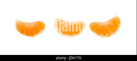 Drei separate Keile Segmente von frischer Mandarine, isoliert auf weiss, Nahaufnahme, niedrigen Winkel Ansicht Stockfoto