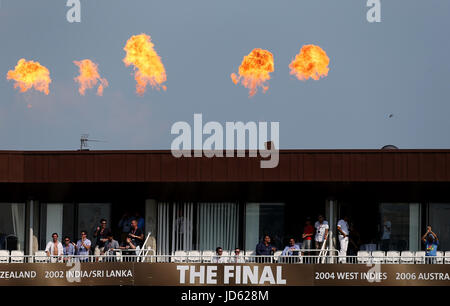 Zuschauer zusehen, wie Feuerwerk während der ICC Champions Trophy Finale in The Oval, London abgelassen werden. PRESSEVERBAND Foto. Bild Datum: Sonntag, 18. Juni 2017. Vgl. PA Geschichte CRICKET-Finale. Bildnachweis sollte lauten: Steven Paston/PA Wire. Einschränkungen: Nur zur redaktionellen Verwendung. Keine kommerzielle Verwendung ohne vorherige schriftliche Zustimmung der EZB. Standbild-Gebrauch bestimmt. Keine bewegten Bilder zu emulieren ausgestrahlt. Kein entfernen oder Sponsorenlogos verdunkelt. Stockfoto