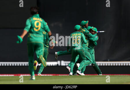 Pakistans Sarfraz Ahmed feiert mit Teamkollegen nach dem Fang Indiens Jasprit Bumrah das Match zu gewinnen, während die ICC Champions Trophy Finale in The Oval, London. Stockfoto