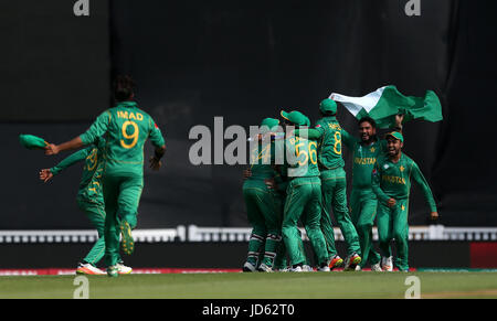 Pakistans Sarfraz Ahmed feiert mit Teamkollegen nach dem Fang Indiens Jasprit Bumrah das Match zu gewinnen, während die ICC Champions Trophy Finale in The Oval, London. Stockfoto