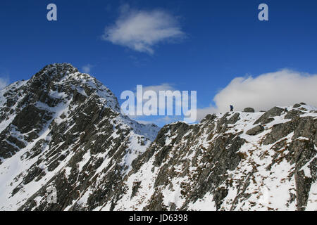 Bergsteiger auf dem verschneiten Forcan Ridge im Glen Shiel in Schottland Stockfoto