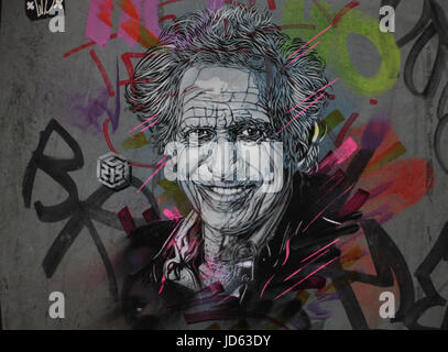STREET ART VERSION DES ROLLING STONES-LEGENDE KEITH RICHARDS, VOM FRANZÖSISCHEN KÜNSTLER C215 Stockfoto