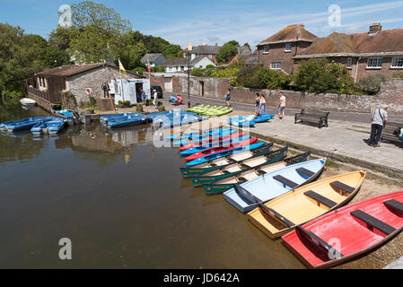 Bootsverleih am Äbte Quay entlang dem Fluss Frome in Wareham, Dorset England UK. Stockfoto