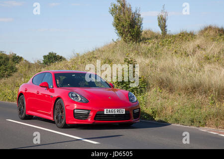 2015 roter Porsche Panamera GT Klassischer Sportwagen, Sammlerfahrzeuge bei der Woodvale Rallye, Southport, Merseyside, Großbritannien. Stockfoto