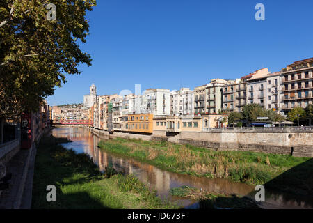 Von Girona Stadtbild entlang Fluss Onyar, Katalonien, Spanien Stockfoto