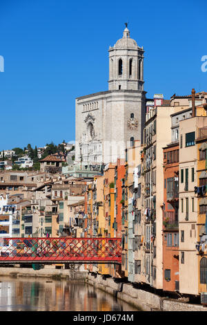 Von Girona in Spanien, Stadtbild der Altstadt mit Kathedrale oberhalb am Fluss Häuser am Fluss Onyar Stockfoto