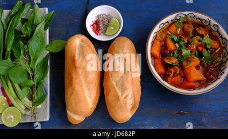 Vietnam Essen, Essen, Brot mit geschmortem Rindfleisch, eine beliebte Mahlzeit am Morgen, befestigen Sie Petersilie, Basilikum, Zitronen-Pfeffer und Salz machen so lecker schmecken Stockfoto