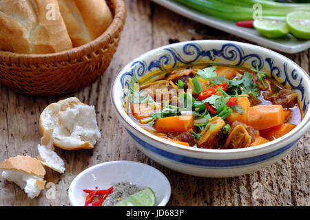 Vietnam Essen, Essen, Brot mit geschmortem Rindfleisch, eine beliebte Mahlzeit am Morgen, befestigen Sie Petersilie, Basilikum, Zitronen-Pfeffer und Salz machen so lecker schmecken Stockfoto