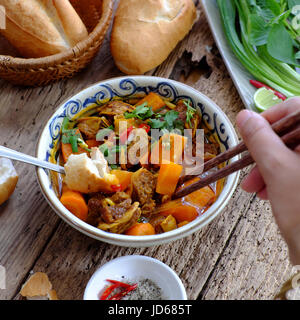 Vietnam Essen, Essen, Brot mit geschmortem Rindfleisch, eine beliebte Mahlzeit am Morgen, befestigen Sie Petersilie, Basilikum, Zitronen-Pfeffer und Salz machen so lecker schmecken Stockfoto