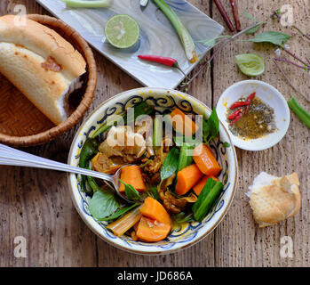 Vietnam Essen, Essen, Brot mit geschmortem Rindfleisch, eine beliebte Mahlzeit am Morgen, befestigen Sie Petersilie, Basilikum, Zitronen-Pfeffer und Salz machen so lecker schmecken Stockfoto