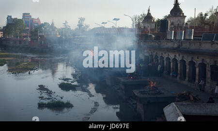 Burning ghats am Pashupatinath Tempel, Kathmandu, Nepal Stockfoto