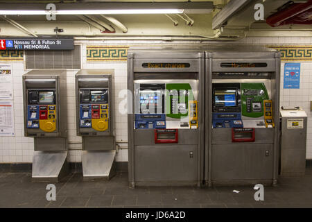 MetroCard Automaten an der Broadway/Nassau-u-Bahnstation in lower Manhattan, NYC. Stockfoto