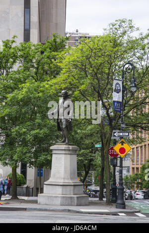 Skulptur von Benjamin Frnklin, Drucker, Patriot, Philosoph, Staatsmann. Präsentiert von Albert D'Groot, Presse und Drucker von der Stadt New York, 17. Januar 1872 enthüllt. (Park Row, Lower Manhattan) Stockfoto