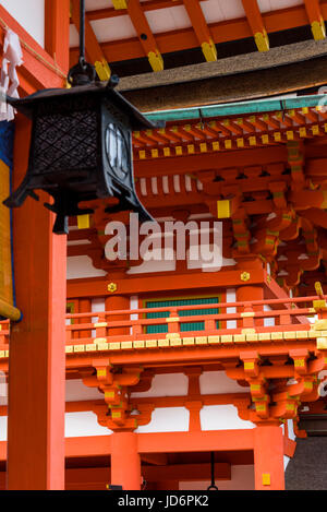 Fushimi Inari-Taisha Schrein, Laterne und den Aufbau von Details. Stockfoto