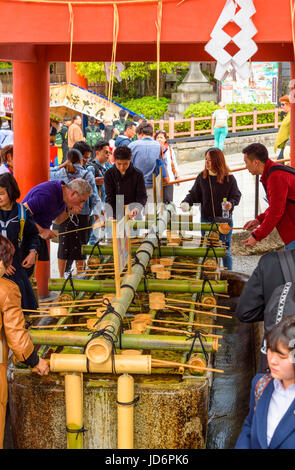 Fushimi Inari-Taisha Schrein rituelle Reinigung. Stockfoto