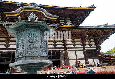 Todai-Ji, östlichen großen Tempel, große Buddha-Halle. Achteckigen Laterne Stockfoto