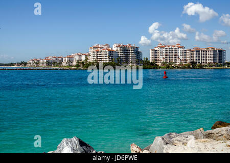 Miami Beach Florida, South Pointe Park, Government Cut, Waterfront, Channel, Blick auf Fisher Island, Gebäude, Luxus-Eigentumswohnungen, FL170331182 Stockfoto