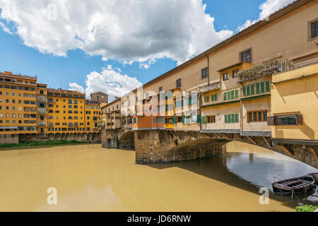 Der Fluss Arno und Ponte Vecchio Brücke (Firenze), Italien Stockfoto
