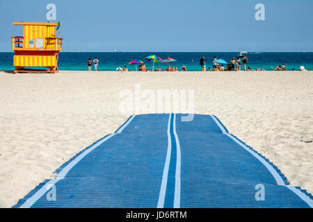 Miami Beach Florida, Atlantik, Sand, ADA-Barrierefreie Matte, Rollstuhlzugang, Mann Männer, Frau Frauen, Wandern, FL170331200 Stockfoto