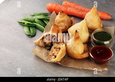 Indische traditionelle Straße Spezialnahrung punjabi Samosa oder Coxinha, Croquete und andere gebratene brasilianische Snacks Stockfoto