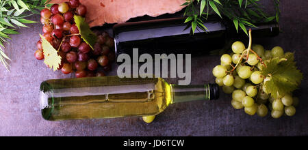Flasche von weißen und roten Wein, Traube und Korken auf Holztisch Stockfoto