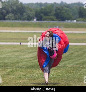 Frau lächelt in den Wind nach einem erfolgreichen skydive Stockfoto