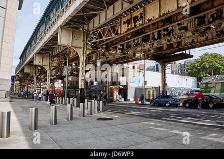 NEW YORK CITY - SEPTEMBER 27, 2016: River Avenue under the train bridge at East 161 Street in Bronx near Yankee Stadium Stockfoto