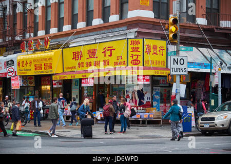 NEW YORK CITY - 2. Oktober 2016: Nahaufnahme des chinesischen Store an der Ecke der Grand Street und Bowery in Chinatown mit vielen Leuten auf der Straße Stockfoto