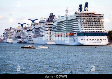 Miami Florida, Innenstadt, Hafen von Miami, Kreuzschiffe, angedockt, Motorboot, Wasser, Prominenz, Reflexion, Besucher reisen Reise Reise touristischer Tourismus Wahrzeichen Stockfoto