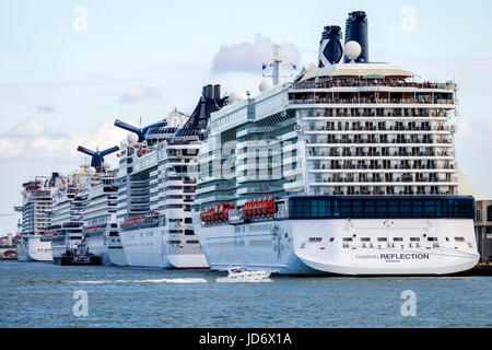 Miami Florida, Innenstadt, Hafen von Miami, Kreuzschiffe, angedockt, Motorboot, Wasser, Prominenz, Reflexion, FL170331244 Stockfoto