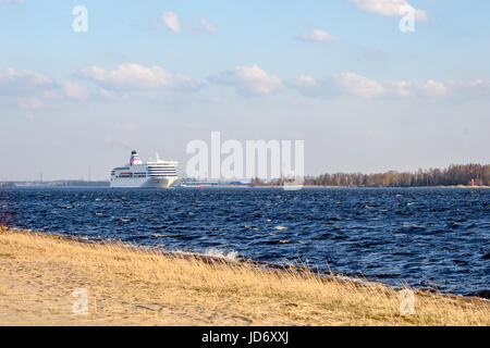 weißes Meer Fähre verlassen den Hafen von Riga in Lettland Stockfoto