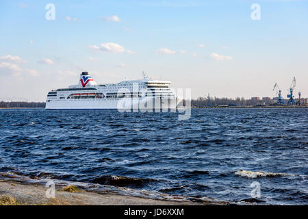 weißes Meer Fähre verlassen den Hafen von Riga in Lettland Stockfoto